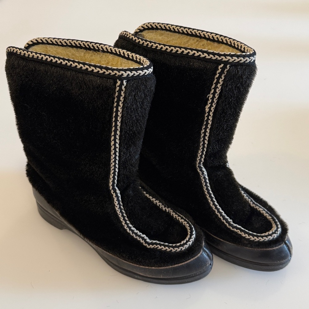Vintage 60s women’s aprés ski boots